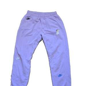 Nike Women's Sportswear Essential Multi-Logo Fleece Jogger Pants Lavender Medium